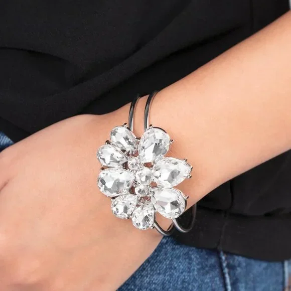 Paparazzi Jewelry Accessories - DAUNTLESS is More - White Bracelet - Vintage - Picture 3 of 4